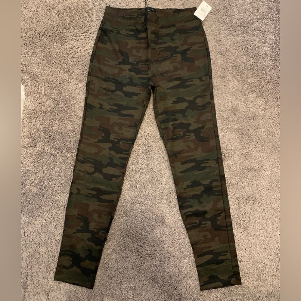 Sanctuary NWT Camo leggings.  Size: M.  Back pockets.